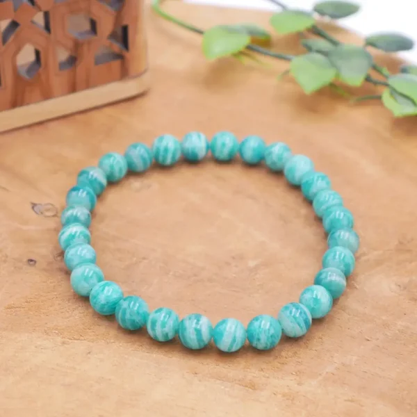 Bracelet en Amazonite de Russie naturelle, perles vert émeraude intense avec veinures blanches marbrées sur fil élastique résistant.