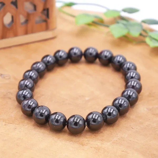 Bracelet en Grenat naturel de qualité supérieure, perles rouge bordeaux profond montées sur fil élastique multibrin haute résistance.