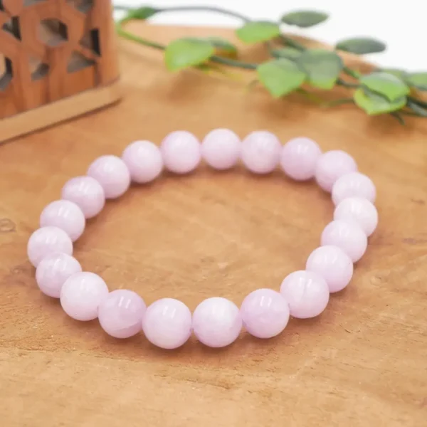 Bracelet en Kunzite naturelle de qualité supérieure, perles rose lilas translucides aux reflets soyeux montées sur fil élastique résistant.