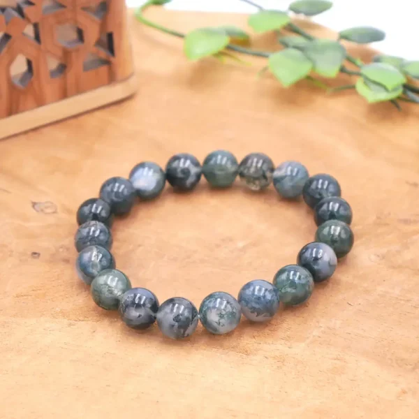 Bracelet en Agate Mousse naturelle, perles translucides avec inclusions de filaments verts profonds montées sur fil élastique résistant.