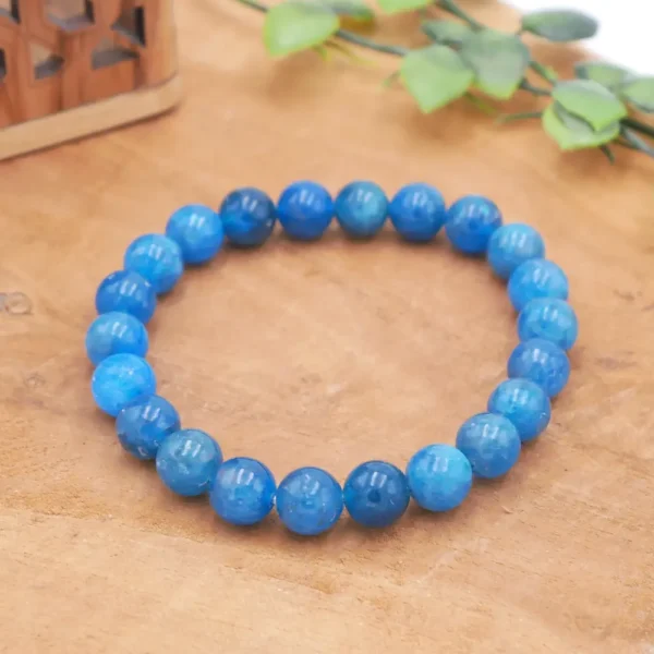 Bracelet en Apatite bleue naturelle de qualité supérieure, perles bleu électrique aux reflets cristallins montées sur fil élastique résistant.