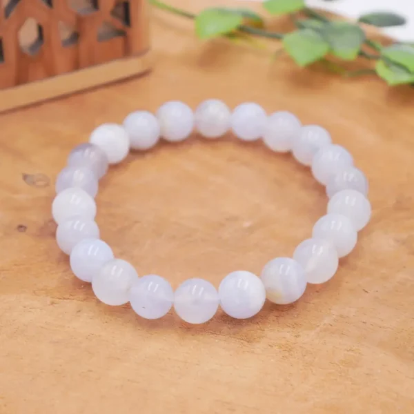 Bracelet en Calcédoine bleue naturelle de qualité supérieure, perles rondes aux reflets laiteux montées sur fil élastique multibrin résistant.