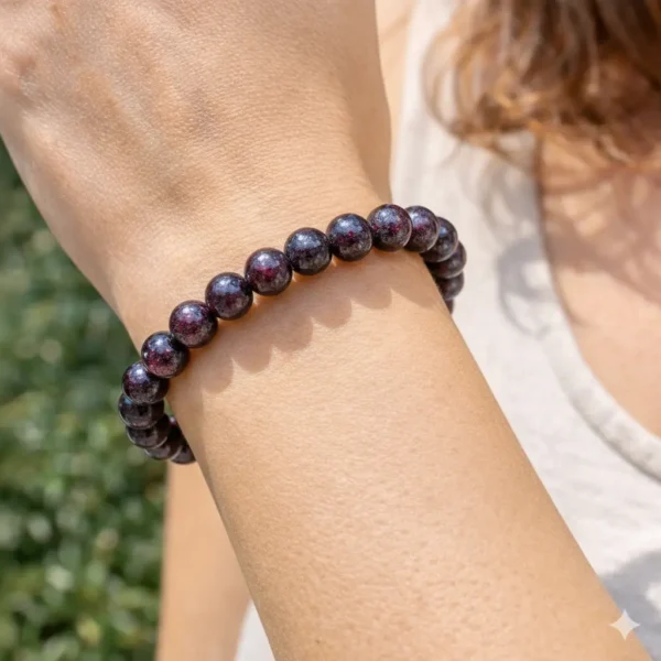 Bracelet en grenat naturel fait main sur fil élastique porté au poignet