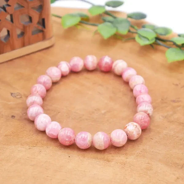 Bracelet en Rhodochrosite naturelle de qualité supérieure, perles rose framboise avec strates et bandes blanches concentriques, montage artisanal.