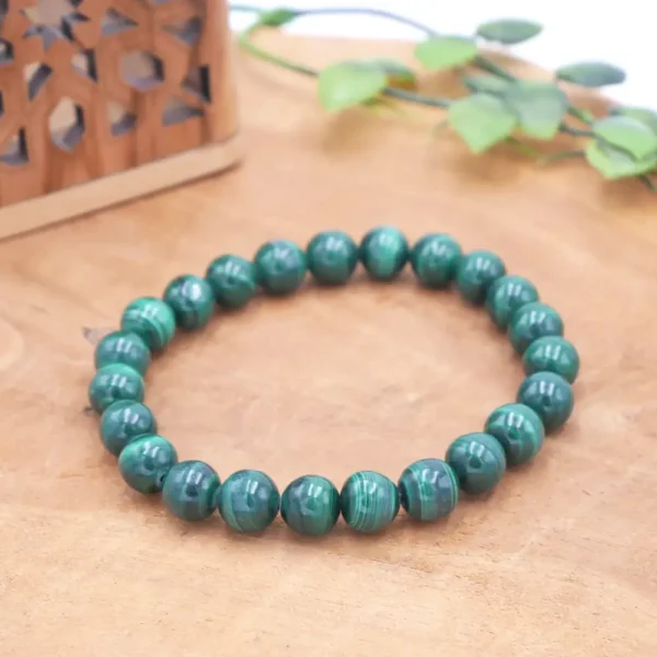 Bracelet en Malachite naturelle du Congo, perles rondes pierre vert forêt aux motifs de rubans et zébrures concentriques montées sur fil résistant.