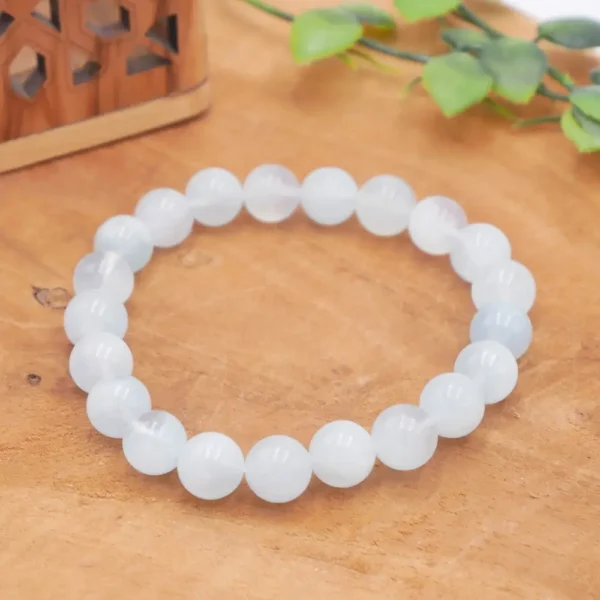 Bracelet en Aigue-marine naturelle de qualité supérieure, perles bleu azur translucides montées sur fil élastique multibrin haute résistance.