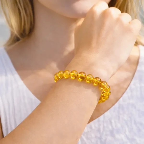 Bracelet en ambre naturel de la Baltique sur un poignet