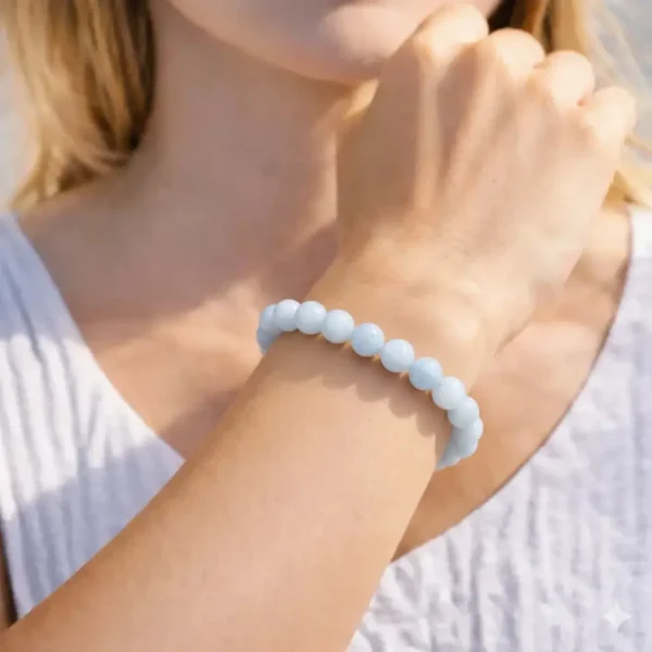 Bracelet en angélite naturelle fait main sur fil élastique porté au poignet
