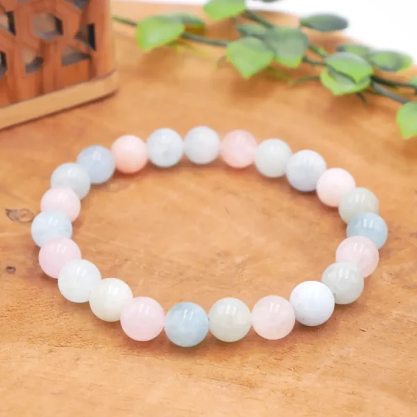 Bracelet en Béryl multicolore naturel, perles translucides aux nuances pastel d'eau turquoise, rose pêche et jaune héliodore sur fil résistant.