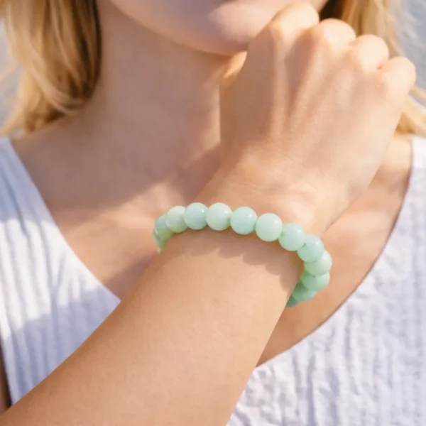 Bracelet en Chrysoprase véritable porté au poignet, perles d'un vert menthe translucide et lumineux, bijou artisanal en pierres naturelles.