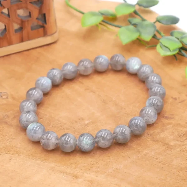 Bracelet en Labradorite naturelle de qualité supérieure, perles grises aux reflets bleus et verts intenses montées sur fil élastique résistant.