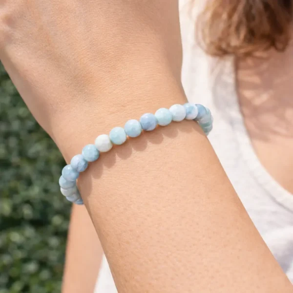 Vue portée d'un bracelet en perles de larimar bleu des Caraïbes au poignet d'une femme