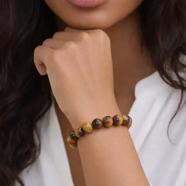 Bracelet en Œil de Tigre naturel de qualité supérieure, photo sur poignet femme monté sur fil élastique multibrin haute résistance.