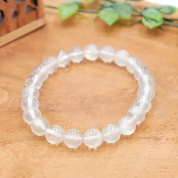 Bracelet en Prehnite naturelle vert d'eau translucide avec inclusions d'Épidote noire, perles rondes montées sur fil élastique résistant.