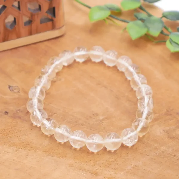 Bracelet en Citrine naturelle de qualité supérieure, perles jaune miel translucides aux reflets dorés montées sur fil élastique résistant.