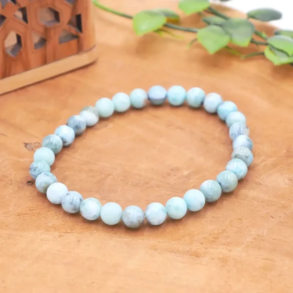 Bracelet en Larimar naturel de qualité supérieure, perles bleu ciel marbrées de blanc évoquant l'écume de mer sur fil résistant.