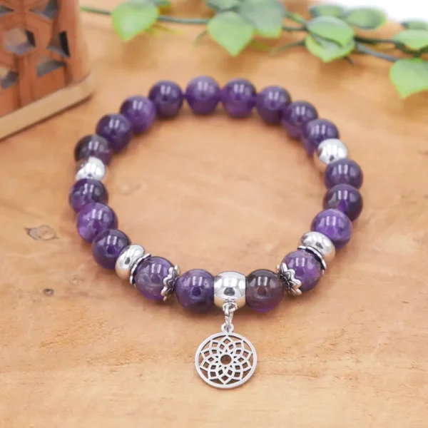 Bracelet élastique en perles d'améthyste violette de 8mm et billes en acier inoxydable argenté.
