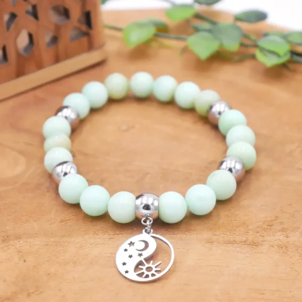 Bracelet en perles de chrysoprase vert pomme sur fil multibrin avec breloque en acier inoxydable
