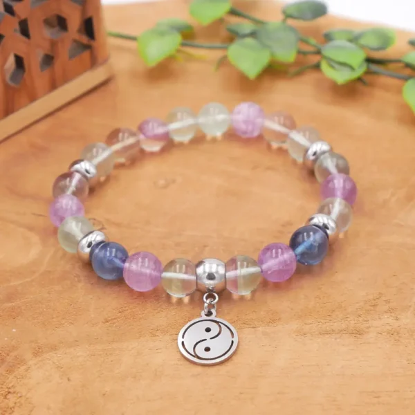 Bracelet en perles de fluorite multicolore naturelle aux nuances violettes et vertes et acier inoxydable
