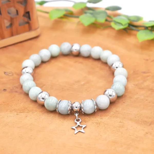 Bracelet en Jade véritable aux nuances vert émeraude et sauge, perles intercalaires en acier inoxydable (inox), montage artisanal sur fil résistant.