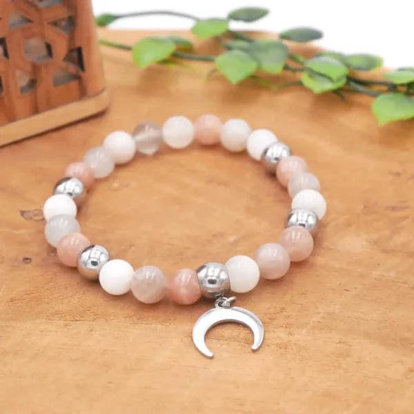 Bracelet en Pierre de Lune naturelle aux reflets adularescents, perles intercalaires en acier inoxydable (inox), éclat nacré et montage artisanal.