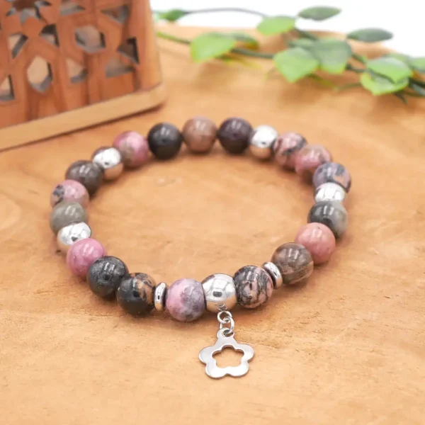 Bracelet en Rhodonite naturelle aux nuances rose poudré et marbrures noires, intercalaires en acier inoxydable (inox), montage artisanal.