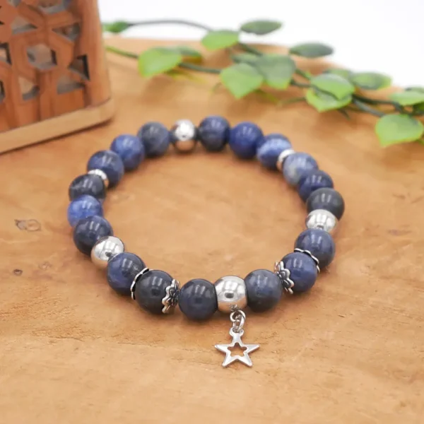 Bracelet en Sodalite naturelle aux nuances bleu marine et marbrures blanches, perles intercalaires en acier inoxydable (inox), montage artisanal.