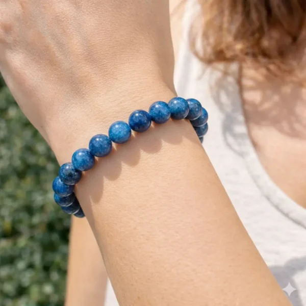 Bracelet en Cyanite bleue naturelle porté au poignet, révélant l'éclat satiné des perles et le design élégant de ce bijou artisanal.