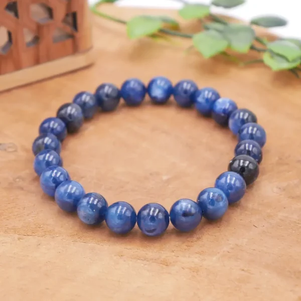 Bracelet en Cyanite bleue naturelle de qualité supérieure, perles aux reflets satinés montées sur fil élastique multibrin haute résistance.