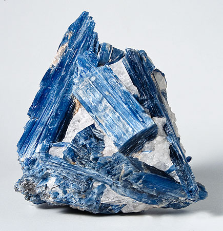 Cyanite bleue : vertus, signification et entretien