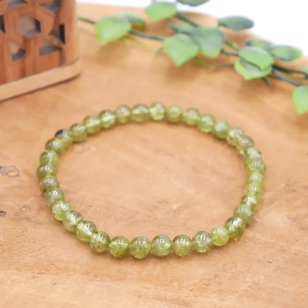 Bracelet en Péridot naturel de qualité extra, perles facettées ou lisses d'un vert olive lumineux et translucide, montage artisanal sur fil résistant.