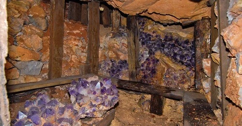 Carte mondiale des principaux gisements d'améthyste : Brésil, Uruguay, Zambie, Namibie, Afrique du Sud et Arizona