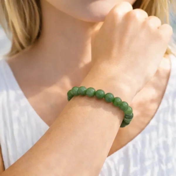 Bracelet en Jade Néphrite véritable vert foncé porté au poignet par un mannequin