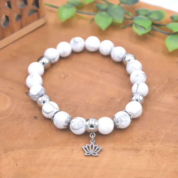 Bracelet en Howlite naturelle monté sur fil élastique multibrin résistant avec breloque et accessoires en acier inoxydable