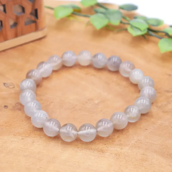 Bracelet en Pierre de Lune grise naturelle, perles aux nuances gris perle et anthracite avec chatoyance argentée, montage artisanal robuste.