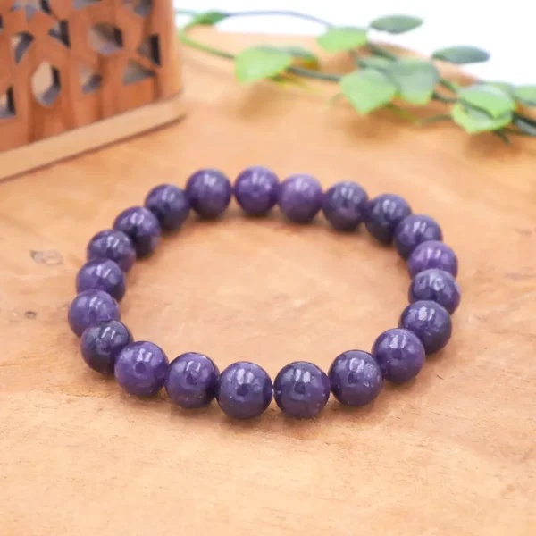 Bracelet en Lépidolite naturelle de qualité supérieure, perles violettes aux reflets pailletés de mica montées sur fil élastique résistant.