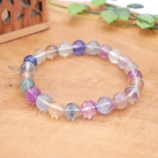 Bracelet en Fluorite naturelle de qualité supérieure, perles translucides violettes et vertes montées sur fil élastique multibrin résistant.