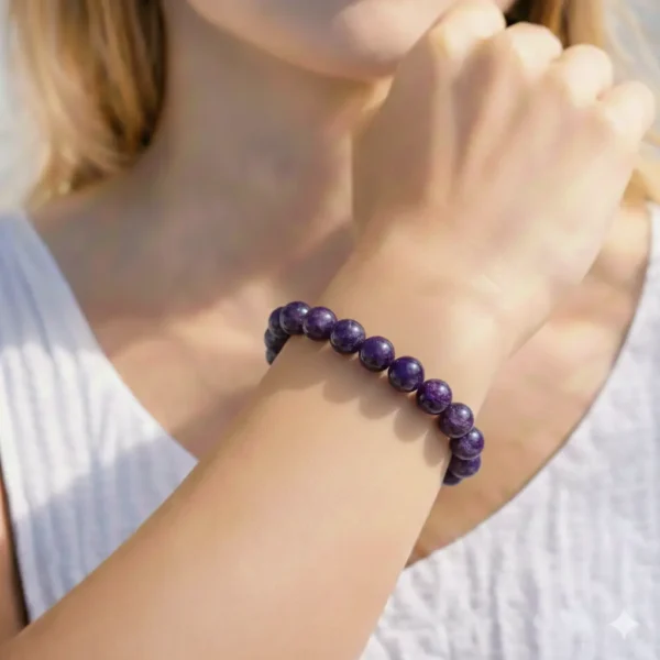 Bracelet en Lépidolite naturelle de qualité supérieure, sur poignet femme, perles violettes aux reflets pailletés de mica montées sur fil élastique résistant.