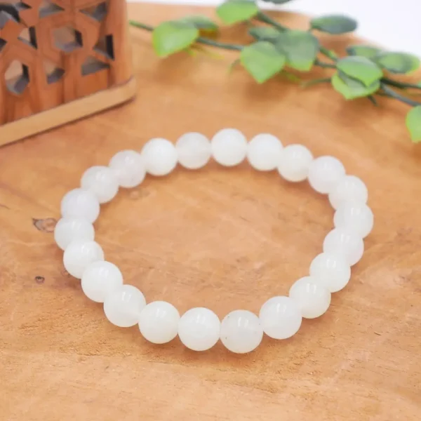 Bracelet en Jade de Chine naturel, perles vert d'eau à vert impérial à la texture onctueuse et polissage brillant sur fil résistant.