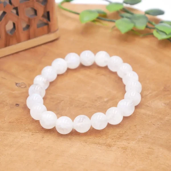 Bracelet en Pierre de Lune blanche véritable, perles translucides aux reflets nacrés et laiteux, montage artisanal sur fil résistant.