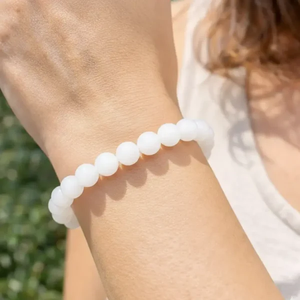 Bracelet en jade de Chine naturel fait main sur fil élastique porté au poignet