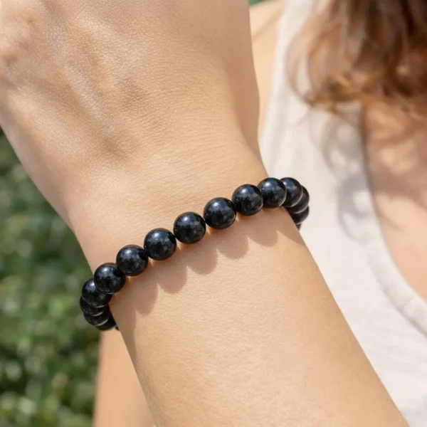 Bracelet en jaspe naturel fait main sur fil élastique porté au poignet