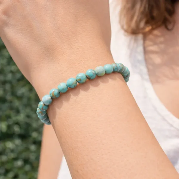 Bracelet en turquoise naturelle de la mine Kingman Arizona portée au poignet