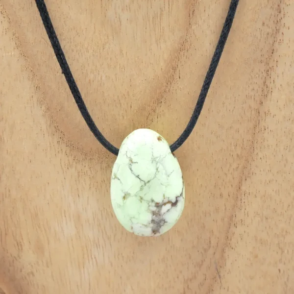 Pendentif en pierre naturelle de chrysoprase polie, couleur vert pomme, sur cordon.