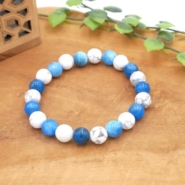 Bracelet minceur et lâcher-prise en pierres naturelles avec perles de howlite blanche et apatite bleue de lithothérapie.
