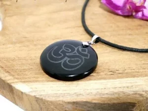 Pendentif en obsidienne naturelle gravé OM, pierre de protection et d'équilibre émotionnel