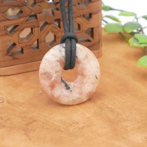 Pendentif donut en pierre de soleil naturelle