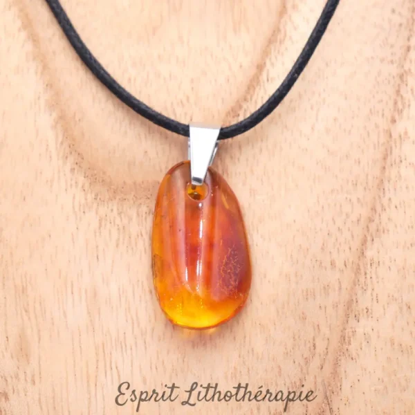 Pendentif en ambre naturel de qualité extra. Taille cordon au choix en coton ciré ou chaine acier inoxydable.