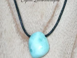 Pendentif en pierre naturelle de Larimar monté sur cordon en coton ciré, disponible en plusieurs tailles