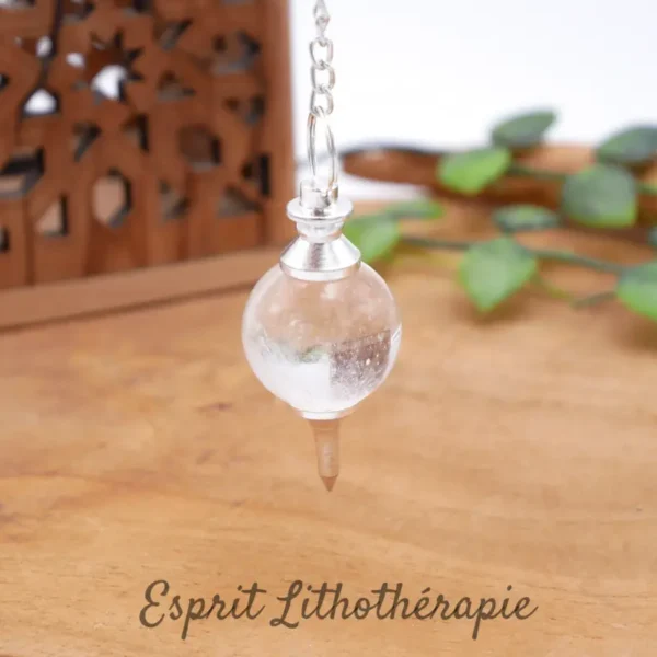 Pendule de radiesthésie en cristal de roche naturel de forme sphérique